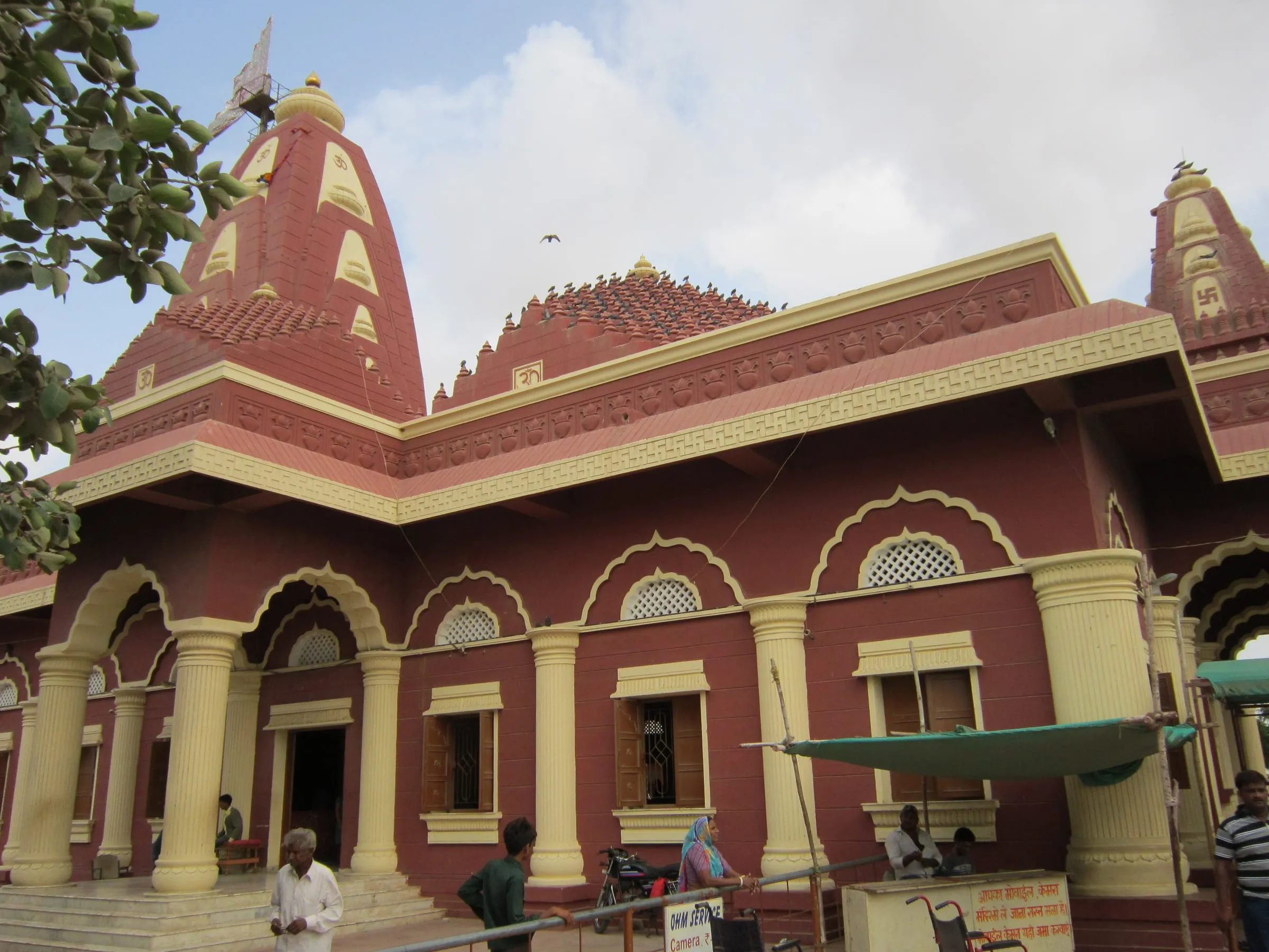 The front of Nageshwar Temple, with its red spires