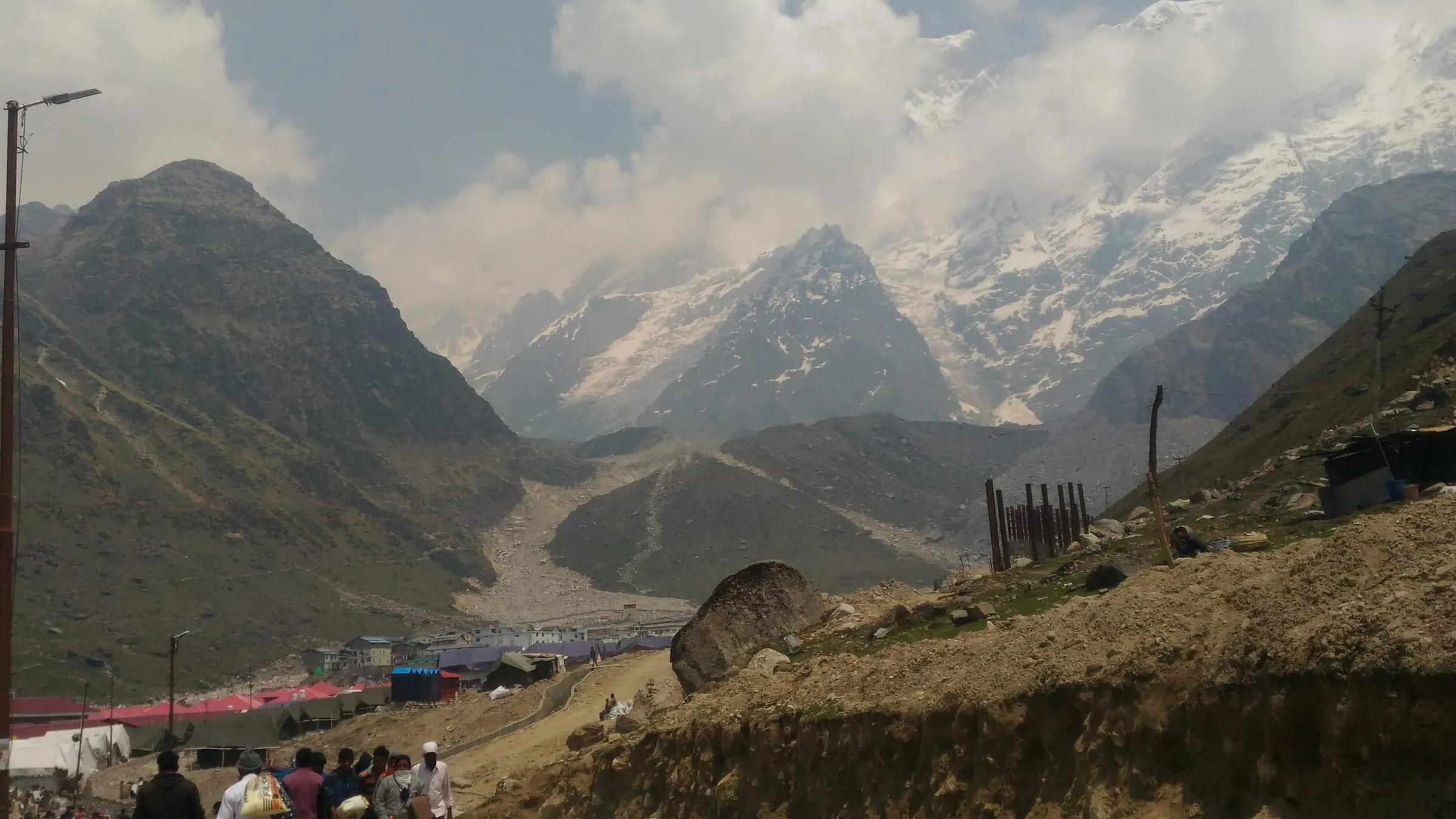The Kedarnath valley, a wide glacial valley ringed by snow-capped peaks